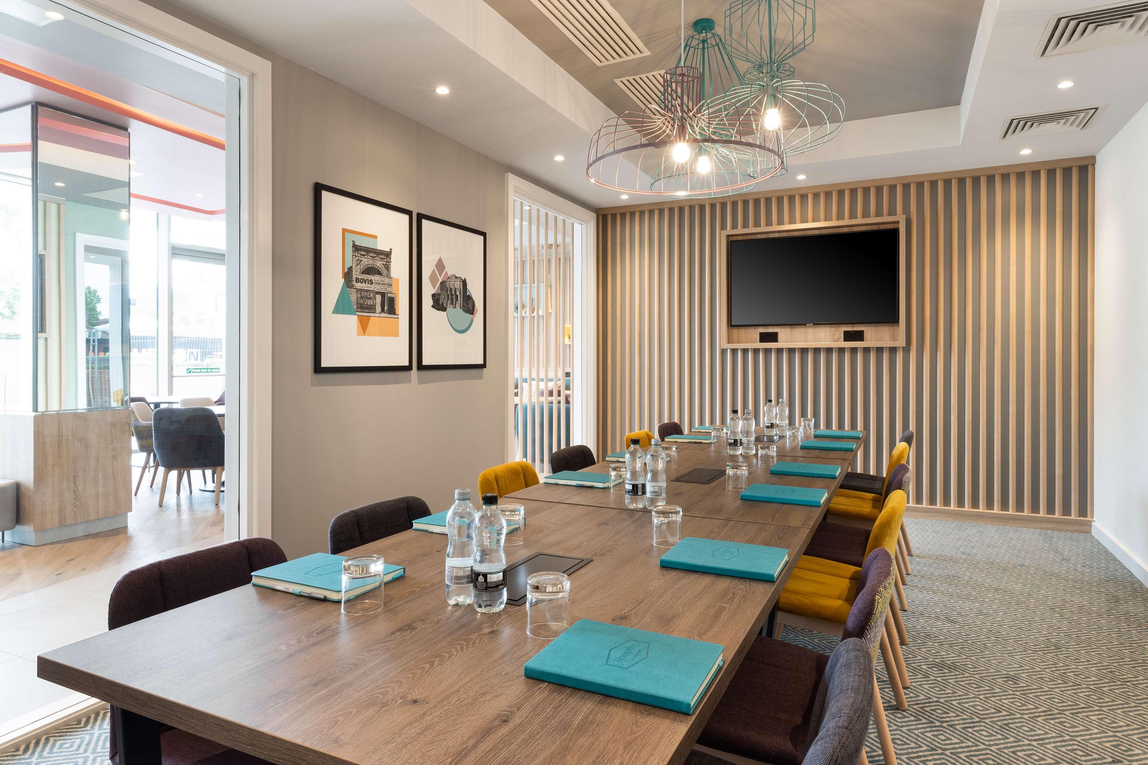 Hampton By Hilton London Ealing Hotel Екстериор снимка