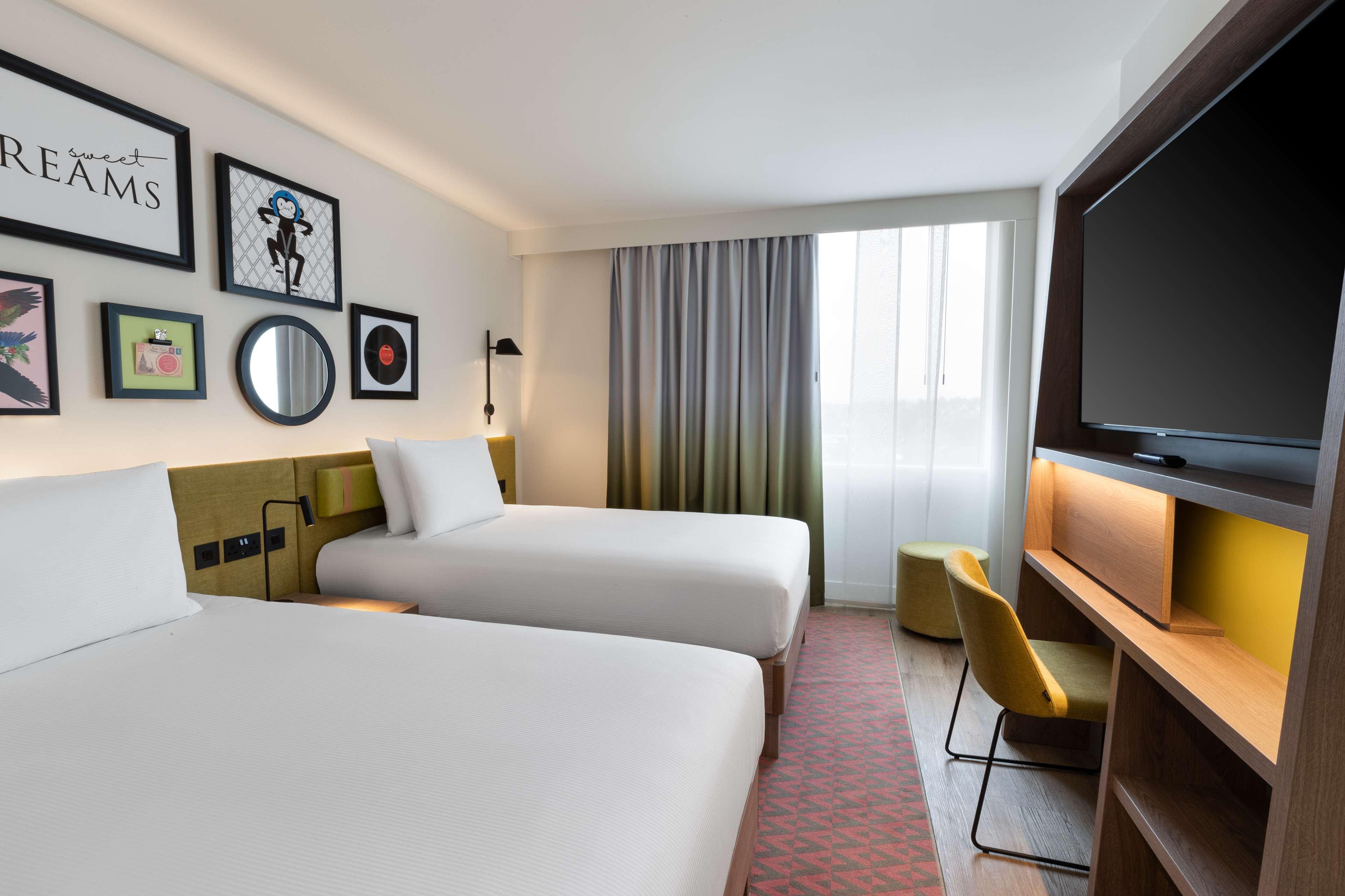 Hampton By Hilton London Ealing Hotel Екстериор снимка